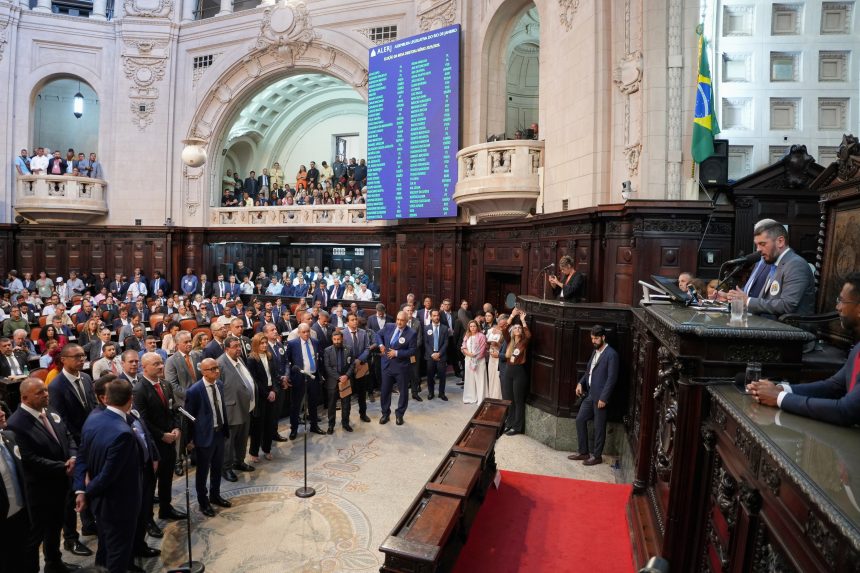 Casa cheia, de votos e de calor humano: os bastidores da reeleição de Rodrigo Bacellar na presidência da Assembleia Legislativa