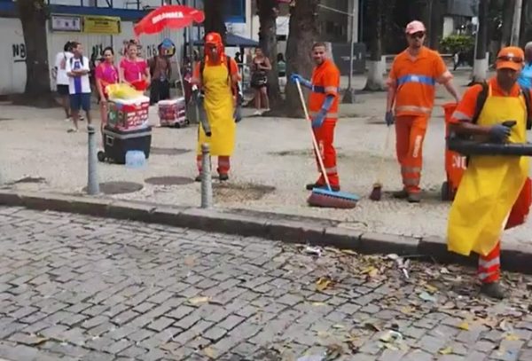 Blocos do fim de semana deixam 28 toneladas de lixo nas ruas do Rio