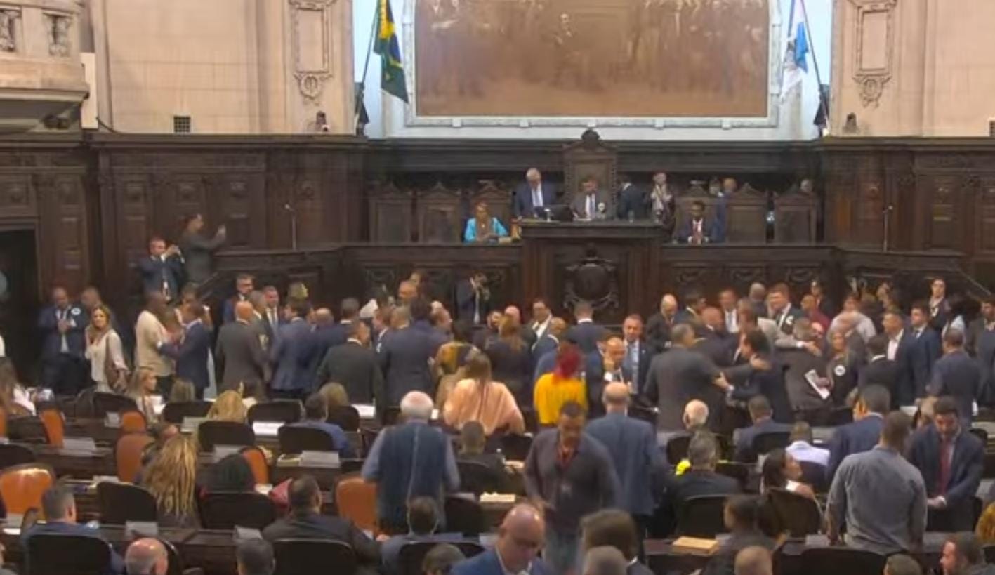 Casa cheia: Assembleia Legislativa acaba de abrir sessão para eleição da mesa
