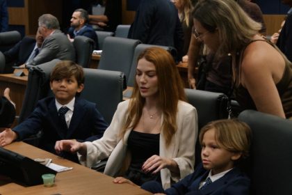 Sarah Poncio com os filhos, José Márcio, de 8 anos, e João Márcio, de 6, em plenário: meninos, de terno, arrancaram sorrisos dos parlamentares