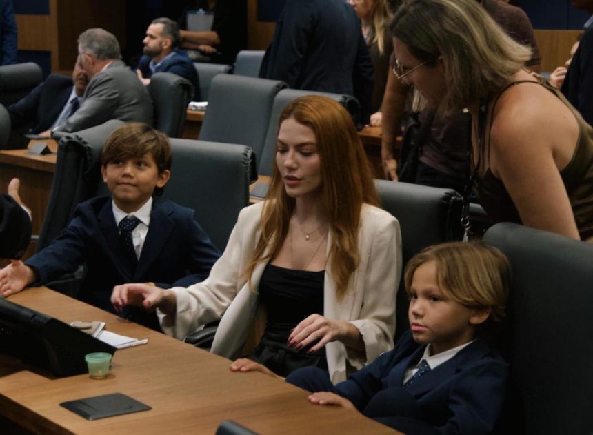 Sarah Poncio com os filhos, José Márcio, de 8 anos, e João Márcio, de 6, em plenário: meninos, de terno, arrancaram sorrisos dos parlamentares