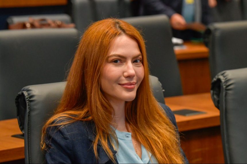 Sarah Poncio (SDD), em seu primeiro dia de sessão deliberativa, no plenário da Assembleia