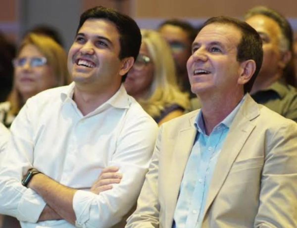 Paes tenta aumentar seu raio de ação, com romaria de prefeitos e emissário ao interior 50 Eduardo Paes e Renan Ferreirinha: prefeito e seu secretário de Educação intensificaram a aproximação com os políticos do interior