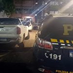 A Polícia Rodoviária Federal aborda o motorista da caminhonete que não pagou o pedágio: veículo tinha placa clonada e era dirigido por diretor do Inea