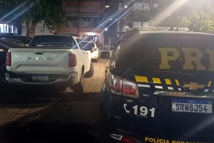 A Polícia Rodoviária Federal aborda o motorista da caminhonete que não pagou o pedágio: veículo tinha placa clonada e era dirigido por diretor do Inea