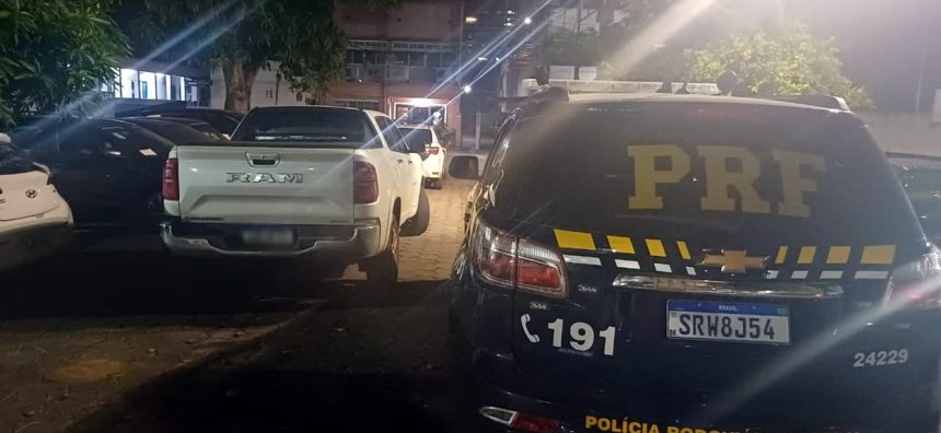 A Polícia Rodoviária Federal aborda o motorista da caminhonete que não pagou o pedágio: veículo tinha placa clonada e era dirigido por diretor do Inea