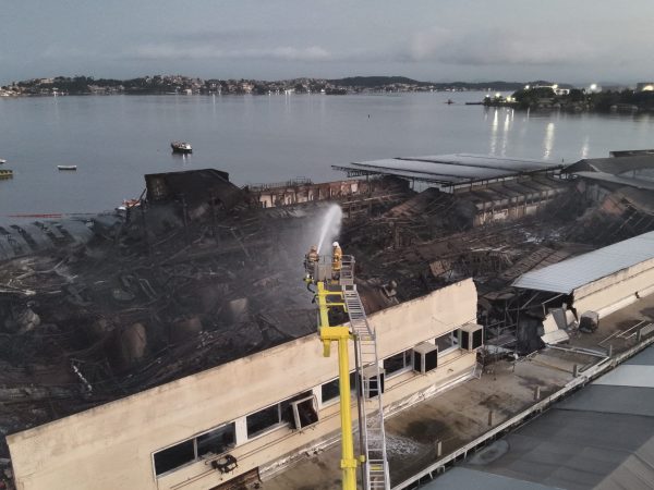 Bombeiros já atuam há mais de 24 horas no incêndio da fábrica na Ilha do Governador 59 MP solicita interdição temporária de fábrica que pegou fogo na Ilha do Governador