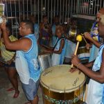 O movimento pelo fim da escala 6x1, que ganhou força nas redes no final do ano passado, através do VAT (Vida Além do Trabalho), encabeçado pelo vereador Rick Azevedo (PSOL), virou samba neste carnaval de rua do Rio. E apesar da PEC, proposta pela deputada federal Erika Hilton (PSOL-SP) ainda não ter sido protocolada no congresso, no carnaval carioca, ela já foi mais do que aprovada.