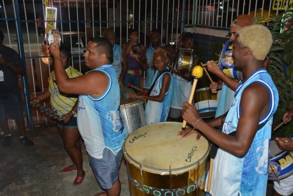Tudo acaba em samba: movimento contra escala 6x1 vira enredo no carnaval do Rio 49 O movimento pelo fim da escala 6x1, que ganhou força nas redes no final do ano passado, através do VAT (Vida Além do Trabalho), encabeçado pelo vereador Rick Azevedo (PSOL), virou samba neste carnaval de rua do Rio. E apesar da PEC, proposta pela deputada federal Erika Hilton (PSOL-SP) ainda não ter sido protocolada no congresso, no carnaval carioca, ela já foi mais do que aprovada.
