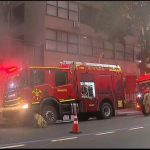 Bombeiros fazem o rescaldo no supermercado da Rede Economia, em Copacabana: fogo começou de madrugada e obrigou moradores do prédio a deixarem seus apartamentos