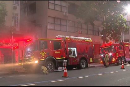 Bombeiros fazem o rescaldo no supermercado da Rede Economia, em Copacabana: fogo começou de madrugada e obrigou moradores do prédio a deixarem seus apartamentos