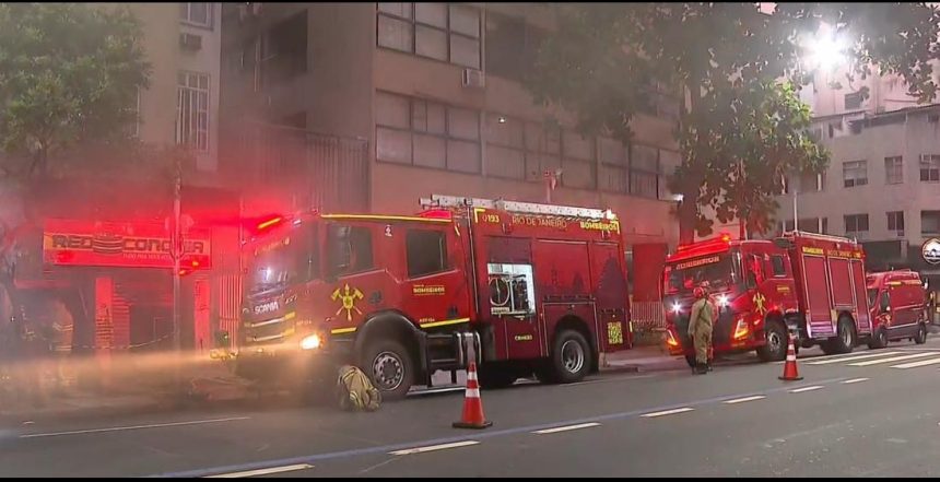 Bombeiros fazem o rescaldo no supermercado da Rede Economia, em Copacabana: fogo começou de madrugada e obrigou moradores do prédio a deixarem seus apartamentos