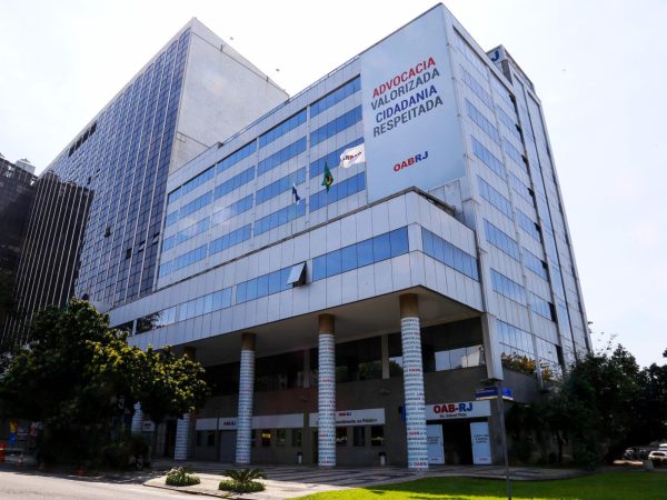 Nova lei libera advogados do pagamento antecipado da taxa judiciária no Rio 54 Nova lei libera advogados do pagamento antecipado da taxa judiciária no RJ
