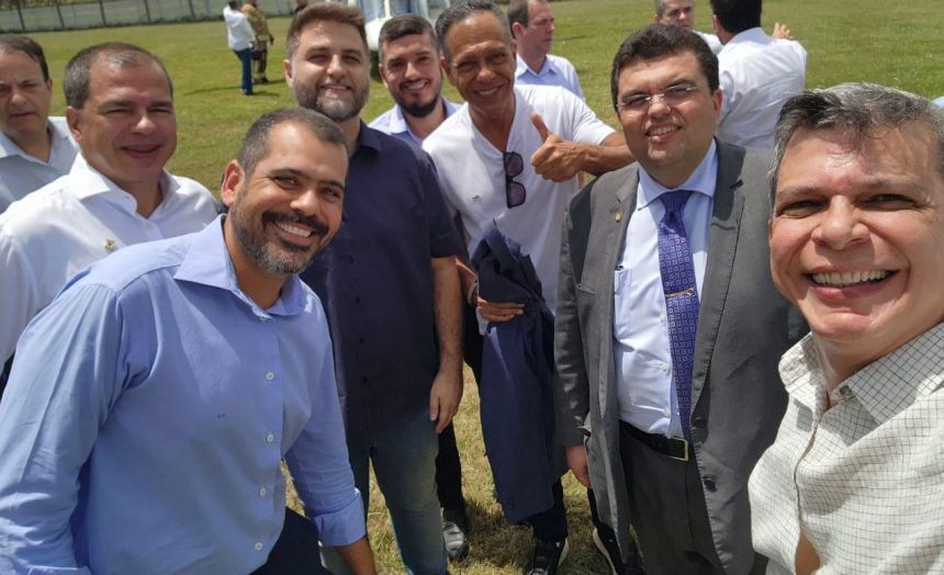 Rodrigo Bacellar e Wladimir Garotinho posam juntos para foto na inauguração da Ponte da Integração Deputado João Peixoto