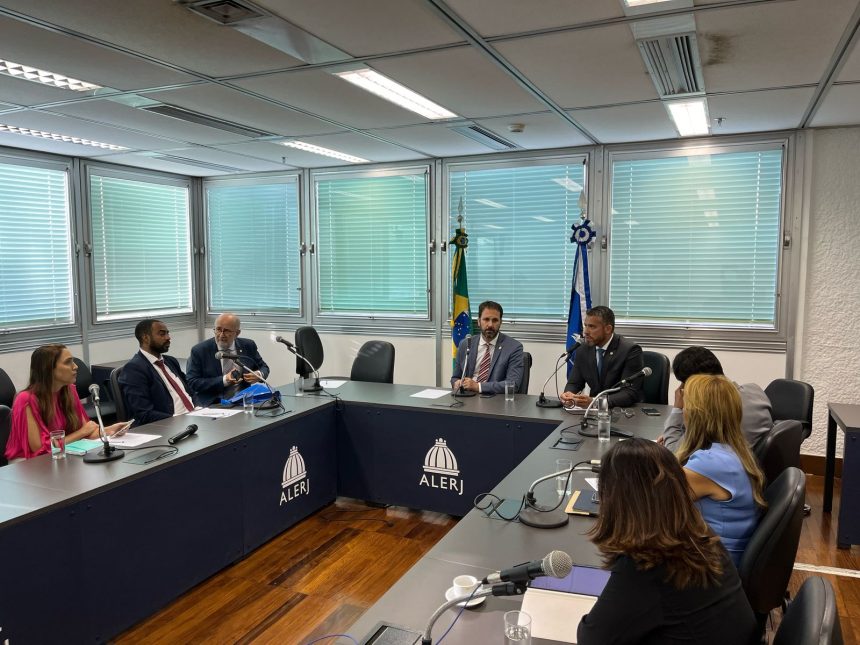 O primeiro encontro da comissão que tratará da recomposição salarial dos servidores do estado foi realizado nesta quarta-feira (12), na Assembleia Legislativa do Rio (Alerj). O grupo de trabalho, formado pelos deputados Rodrigo Amorim (União Brasil), Luiz Paulo (PSD), Flávio Serafini (Psol), Marcelo Dino (União Brasil) e Tia Ju (Republicanos), se reuniu para alinhar as demandas da categoria.