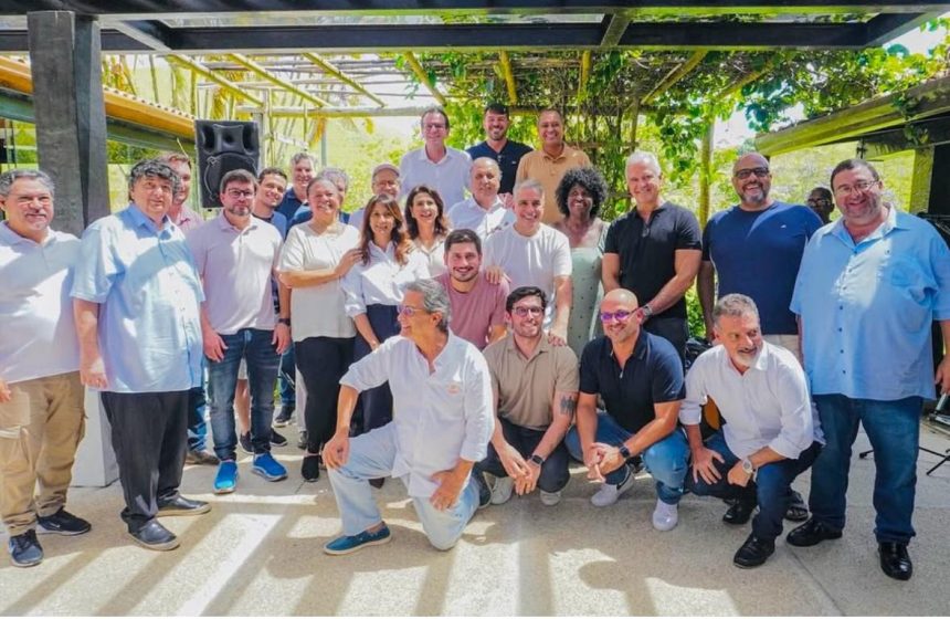 Foto dos prefeitos presentes à reunião com a cúpula da Light, em Mendes, no sítio do secretário nacional de Assuntos Federativos, André Ceciliano