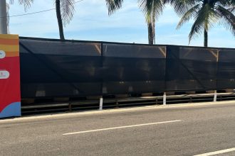 Banheiros montados com um fino pano preto ficam transparentes à luz do sol na Praia de Ipanema: moradores estão constrangidos com o mobiliário carnavalesco deste ano