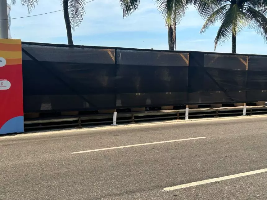 Banheiros montados com um fino pano preto ficam transparentes à luz do sol na Praia de Ipanema: moradores estão constrangidos com o mobiliário carnavalesco deste ano