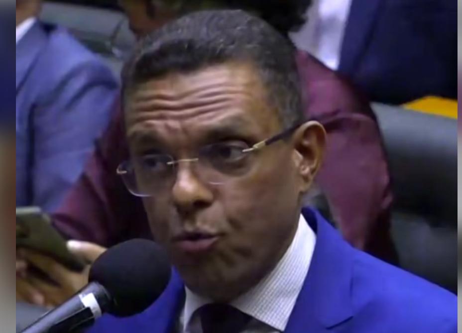 Paes transfere as comunidades terapêuticas, da Assistência Social, para a secretaria do filho de Otoni 52 O deputado federal Otoni de Paula perdeu ontem a eleição para a presidência da Frente Evangélica do Congresso, mas ganhou hoje um naco importante da Assistência Social: as comunidades terapêuticas agora são de responsabilidade da secretaria comandada por seu filho