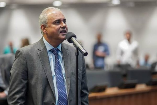 Estado transforma dois cargos em 32 para encorpar secretaria de Jair Bittencourt