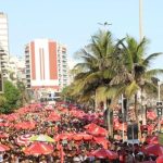 O desfile do Simpatia é Quase Amor na orla de Ipanema: as cores do bloco, amarelo e lilás, foram ofuscadas pelo vermelho da publicidade