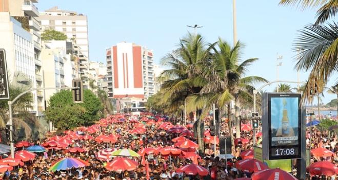 O desfile do Simpatia é Quase Amor na orla de Ipanema: as cores do bloco, amarelo e lilás, foram ofuscadas pelo vermelho da publicidade