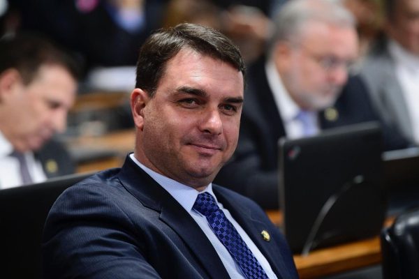 Rachadinhas: Gilmar Mendes nega recurso e 'enterra' processo contra Flávio Bolsonaro 48 Flávio Bolsonaro garante que disputará Presidência da República