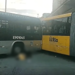 Um motorista do BRT morreu após dois articulados colidirem no Terminal Alvorada, na Barra da Tijuca, nesta segunda-feira (3). Cléber Barbosa Resende teve o braço amputado no momento do acidente, chegou a ser levado para o Hospital Municipal Lourenço Jorge, mas não resistiu aos ferimentos.