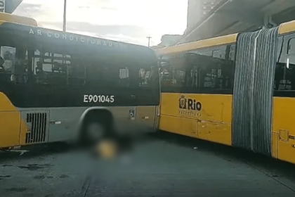 Um motorista do BRT morreu após dois articulados colidirem no Terminal Alvorada, na Barra da Tijuca, nesta segunda-feira (3). Cléber Barbosa Resende teve o braço amputado no momento do acidente, chegou a ser levado para o Hospital Municipal Lourenço Jorge, mas não resistiu aos ferimentos.