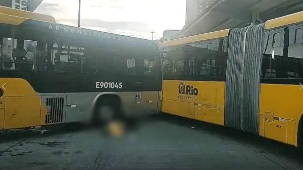 Um motorista do BRT morreu após dois articulados colidirem no Terminal Alvorada, na Barra da Tijuca, nesta segunda-feira (3). Cléber Barbosa Resende teve o braço amputado no momento do acidente, chegou a ser levado para o Hospital Municipal Lourenço Jorge, mas não resistiu aos ferimentos.