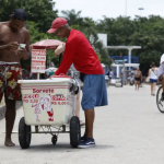 O calor extremo não saiu da pauta da semana. Com a capital atingindo o nível 4 de calor, Niterói chegando aos 42,2ºC e cerca de 17 municípios fluminenses recebendo alertas, a semana foi atípica para cariocas e fluminenses. E especialmente desafiadora para os trabalhadores que precisaram estar nas ruas, expostos ao sol, diariamente.