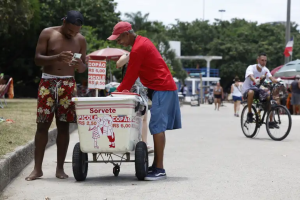 O calor extremo não saiu da pauta da semana. Com a capital atingindo o nível 4 de calor, Niterói chegando aos 42,2ºC e cerca de 17 municípios fluminenses recebendo alertas, a semana foi atípica para cariocas e fluminenses. E especialmente desafiadora para os trabalhadores que precisaram estar nas ruas, expostos ao sol, diariamente.