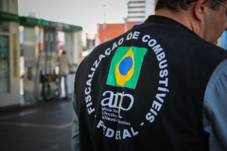 A Secretaria de Estado de Defesa do Consumidor (Sedcon) e o Procon realizaram em parceria com a Agência Nacional de Petróleo, Gás Natural e Biocombustíveis (ANP) e outros órgãos, uma fiscalização em postos de gasolina em Niterói, Itaboraí e São Gonçalo.