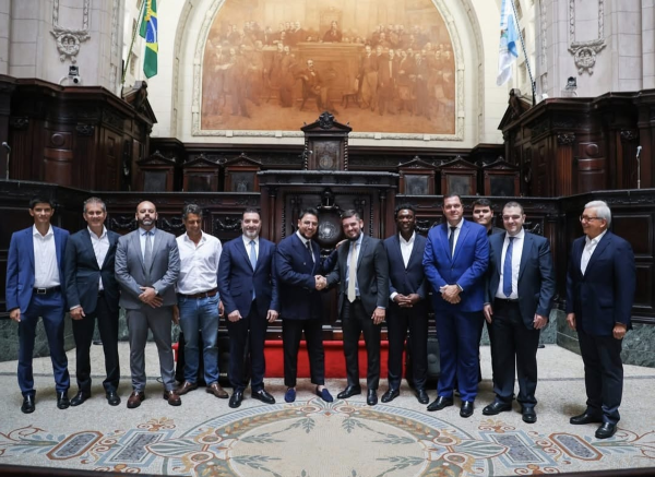 O presidente da Assembleia Legislativa do Estado do Rio de Janeiro (Alerj), deputado Rodrigo Bacellar (União), recebeu, nesta segunda-feira (17), no Palácio Tiradentes, o ex-craque holandês Clarence Seedorf. O jogador marcou época na seleção da Holanda, Real Madrid, Milan, além do Botafogo.