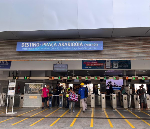 O início da nova operação do transporte aquaviário da Região Metropolitana do Rio, que passa das mãos da CCR para o consórcio Barcas Rio, se deu na manhã desta quarta-feira (12). E o primeiro dia de operação foi marcado por adaptação dos passageiros, e uma aparente tranquilidade com o novo sistema.