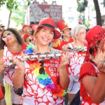 Mesmo com o calorão sem dar sinal de trégua aos cariocas, os foliões lotaram as ruas do Rio neste último final de semana de pré-carnaval. Com Léo Santana no comando do Bloco da Gold e outros 22 blocos tradicionais, o sábado do carnaval de rua do Rio 2025 foi o mais movimentado da temporada até agora. Segundo a Riotur, 300 mil foliões ocuparam as ruas da cidade nestes dois dias.