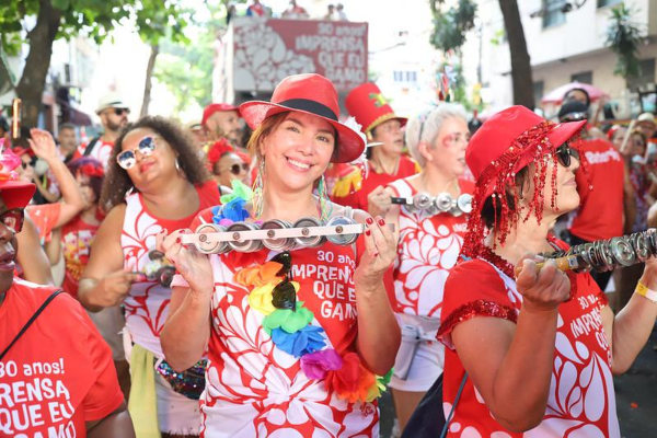 Mesmo com o calorão sem dar sinal de trégua aos cariocas, os foliões lotaram as ruas do Rio neste último final de semana de pré-carnaval. Com Léo Santana no comando do Bloco da Gold e outros 22 blocos tradicionais, o sábado do carnaval de rua do Rio 2025 foi o mais movimentado da temporada até agora. Segundo a Riotur, 300 mil foliões ocuparam as ruas da cidade nestes dois dias.