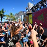 Este final de semana — o segundo do carnaval oficial de rua 2025 — contará com apresentações de cerca de 15 blocos, por diversas regiões do Rio. O destaque da data ficou para o domingo, (9), que terá o desfile de 10 agremiações. A maior parte dos blocos desfilará na Zona Norte do Rio, cerca de sete desfiles. A região é seguida pela Sul, com quatro cortejos, depois Centro (3) e Zona Oeste (1).