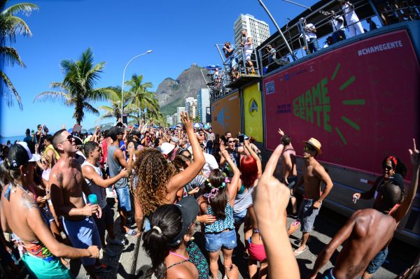 Segundo fim de semana de pré-carnaval leva 15 blocos para as ruas do Rio; veja a lista 48 Este final de semana — o segundo do carnaval oficial de rua 2025 — contará com apresentações de cerca de 15 blocos, por diversas regiões do Rio. O destaque da data ficou para o domingo, (9), que terá o desfile de 10 agremiações. A maior parte dos blocos desfilará na Zona Norte do Rio, cerca de sete desfiles. A região é seguida pela Sul, com quatro cortejos, depois Centro (3) e Zona Oeste (1).