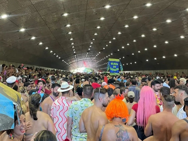 Todos os anos, o desfile do Boi Tolo, que carrega multidões por até dez horas pela cidade do Rio, encontra na travessia do túnel em Copacabana, o seu ápice. O bloco considerado um dos mais tradicionais entre os "proibidões", é essencialmente subversivo. Não só pela opção em ficar de fora das burocracias da Riotur, mas também por insistir na prática da travessia do túnel.