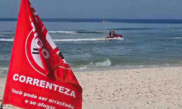 O número de resgates por afogamento no estado do Rio de Janeiro teve um salto impressionante de quase 1000% em 2025. De 1º de janeiro até esta segunda-feira (17), o Corpo de Bombeiros realizou 7.492 salvamentos, uma diferença significativa em relação aos 727 resgates realizados no mesmo período de 2024. Um crescimento de 930%.