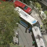 Um ônibus da linha 006 Silvestre x Castelo colidiu com um bonde em Santa Teresa, no início da tarde desta sexta-feira (21). O acidente foi na Rua Almirante Alexandrino, na altura do Largo dos Guimarães. Não há registro de feridos.