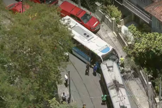 Um ônibus da linha 006 Silvestre x Castelo colidiu com um bonde em Santa Teresa, no início da tarde desta sexta-feira (21). O acidente foi na Rua Almirante Alexandrino, na altura do Largo dos Guimarães. Não há registro de feridos.