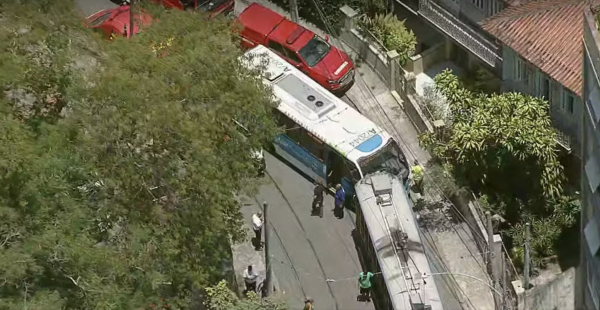 Um ônibus da linha 006 Silvestre x Castelo colidiu com um bonde em Santa Teresa, no início da tarde desta sexta-feira (21). O acidente foi na Rua Almirante Alexandrino, na altura do Largo dos Guimarães. Não há registro de feridos.