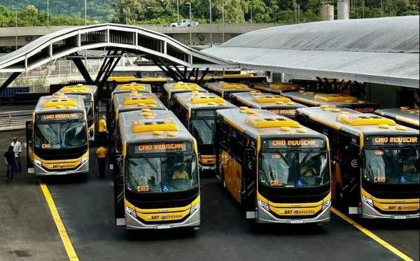 Rodoviários e funcionários que trabalham no BRT denunciam supostos abusos cometidos pela empresa Mobi-Rio, que opera os ônibus articulados, como excesso de jornada, assédio moral, constrangimento ilegal e abuso de poder. A categoria debate a realização de uma paralisação, ainda durante o período do carnaval. O Sindicato dos Rodoviários, por sua vez, pede a mediação do Ministério Público do Trabalho (MPT).