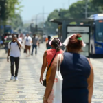 A cidade do Rio de Janeiro entrou, na última segunda-feira (17), no nível 4 de calor. Segundo o sistema de medição do Centro de Operações Rio (COR), o nível indica calor extremo, com temperaturas atingindo entre 40°C e 44°C. O que oferece risco para a saúde da população, e demanda medidas emergenciais de prevenção e adaptação.