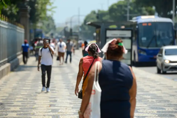 A cidade do Rio de Janeiro entrou, na última segunda-feira (17), no nível 4 de calor. Segundo o sistema de medição do Centro de Operações Rio (COR), o nível indica calor extremo, com temperaturas atingindo entre 40°C e 44°C. O que oferece risco para a saúde da população, e demanda medidas emergenciais de prevenção e adaptação.