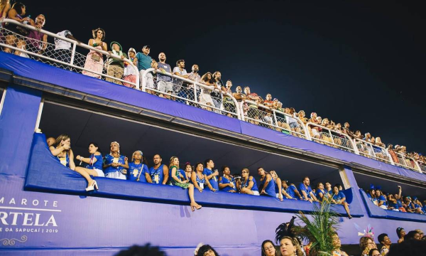 Os camarotes da Sapucaí estão nos últimos preparativos para o carnaval 2025, a pouco mais de duas semanas dos desfiles. Este ano, com um dia a mais para as escolas do Grupo Especial. O que representa, também, mais uma oportunidade de venda de ingressos, além dos dias dedicados à Série Ouro, as Campeãs, e até mesmo ensaios técnicos.