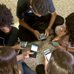 Sinais de abstinência preocupam famílias com restrição de celulares nas escolas do Rio