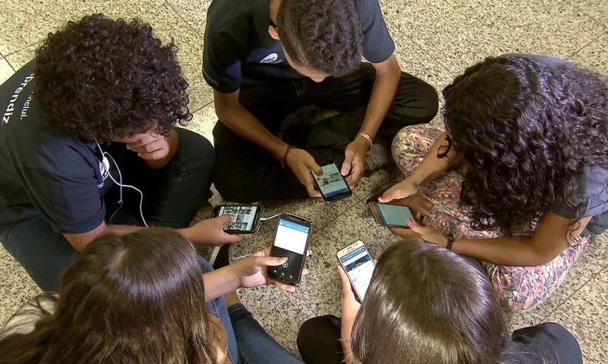 Sinais de abstinência preocupam famílias com restrição de celulares nas escolas do Rio